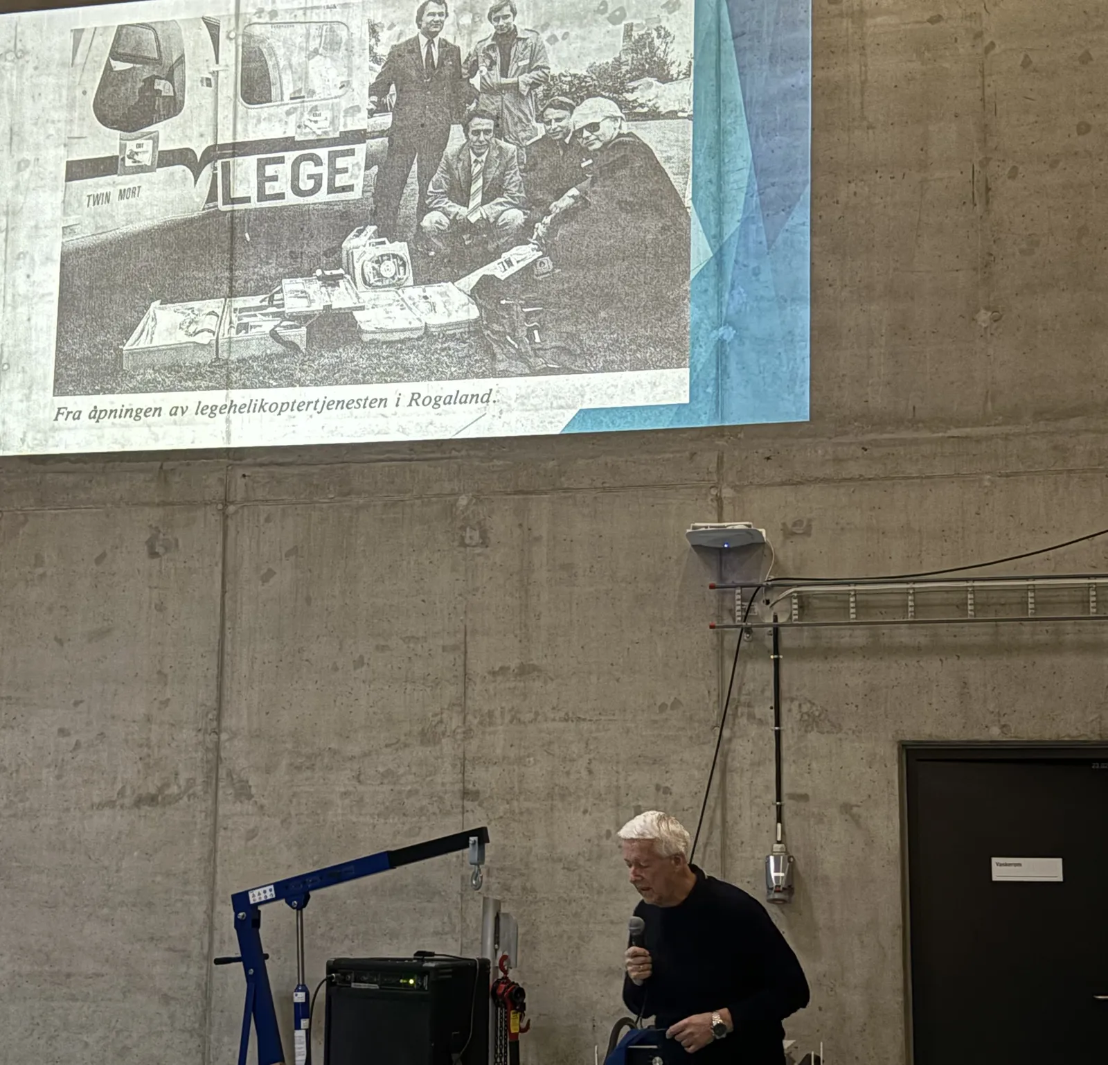 En mann som står foran en projektorskjerm