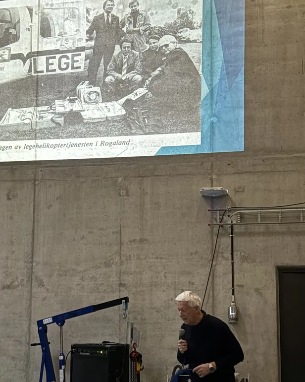 En mann som står foran en projektorskjerm