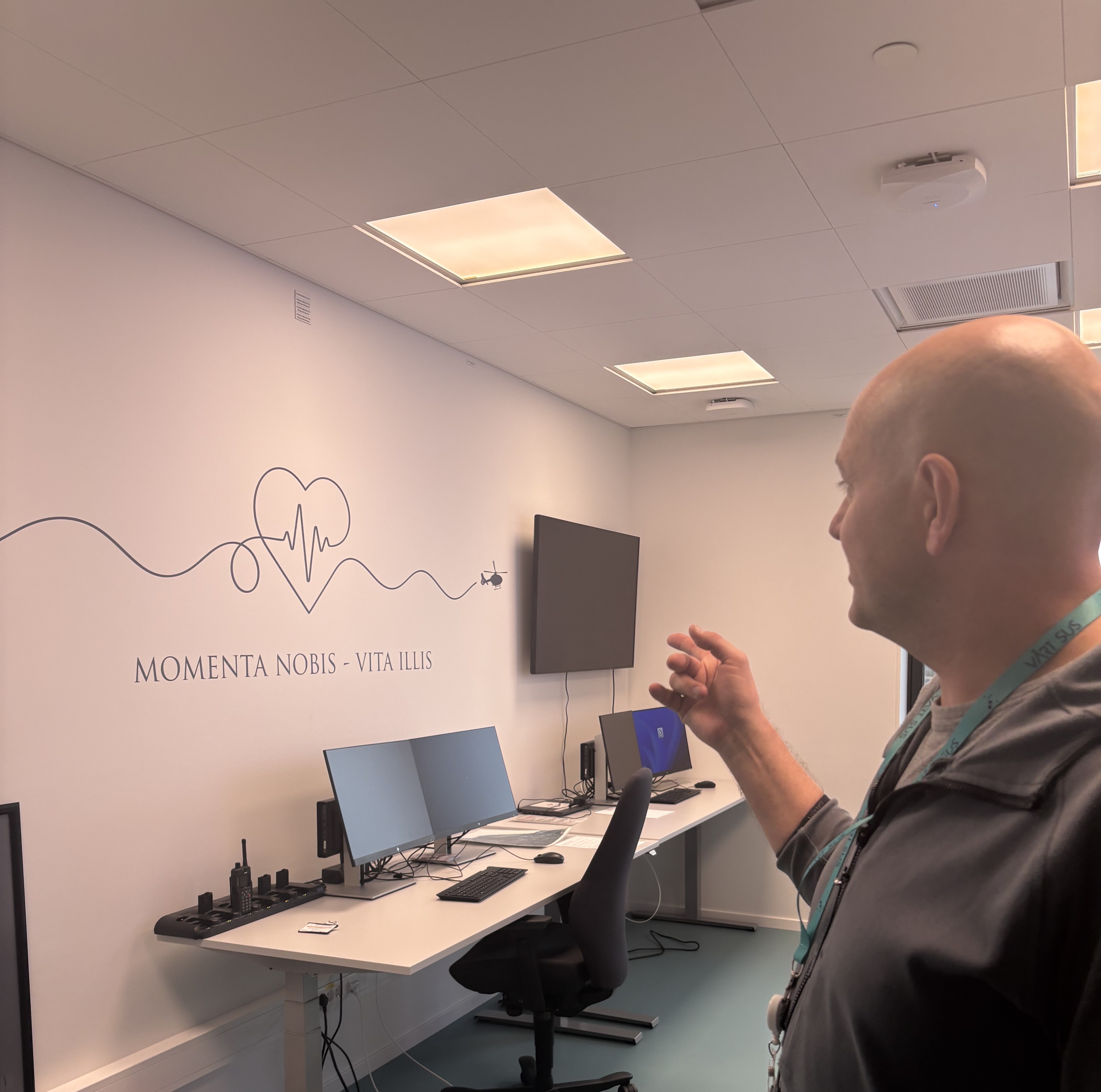 En mann som skriver på en whiteboard