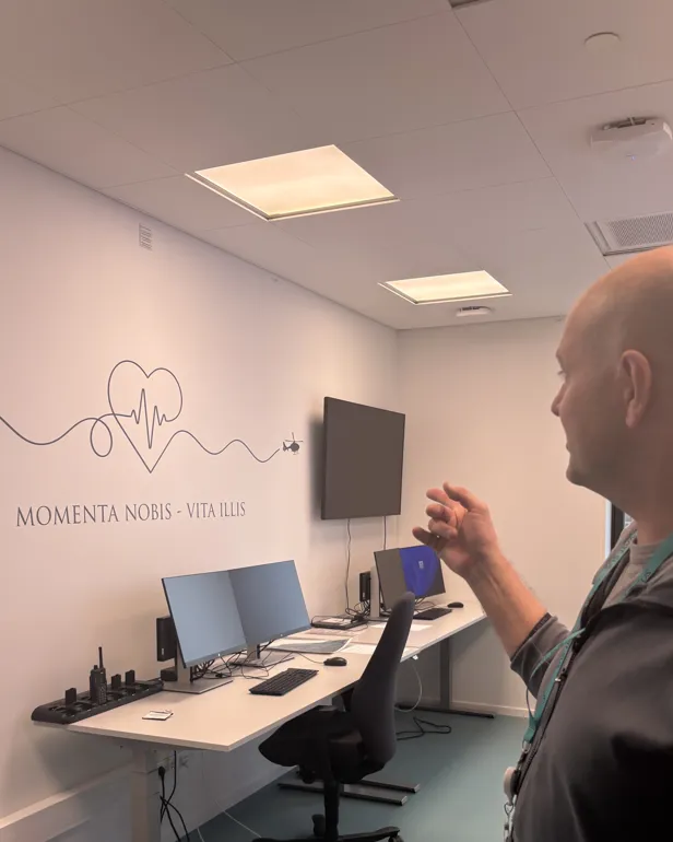 En mann som skriver på en whiteboard