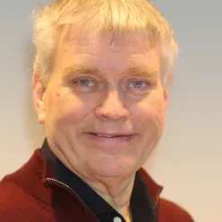 En person som smiler til kameraet