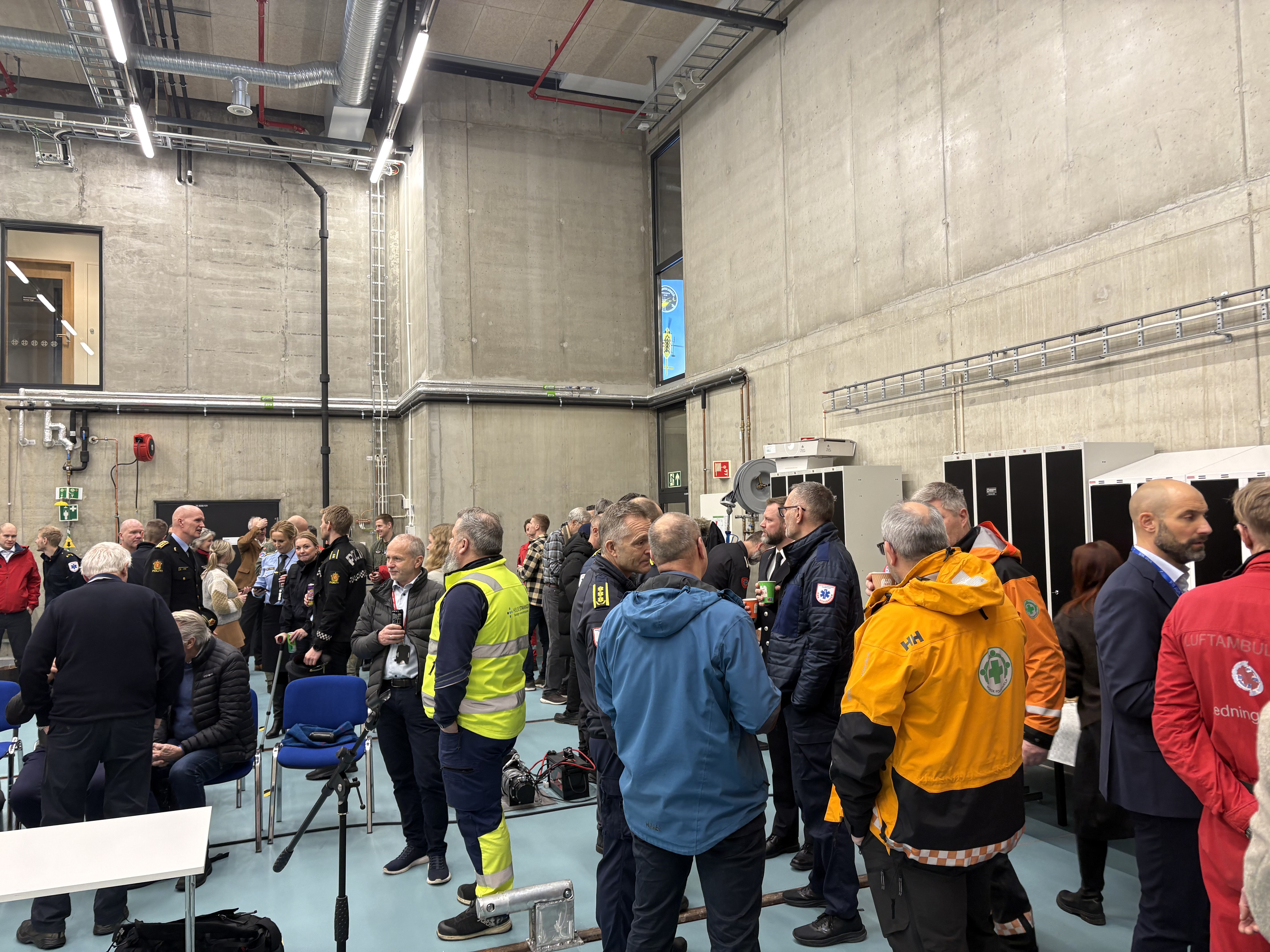 Mange mennesker i en hangar