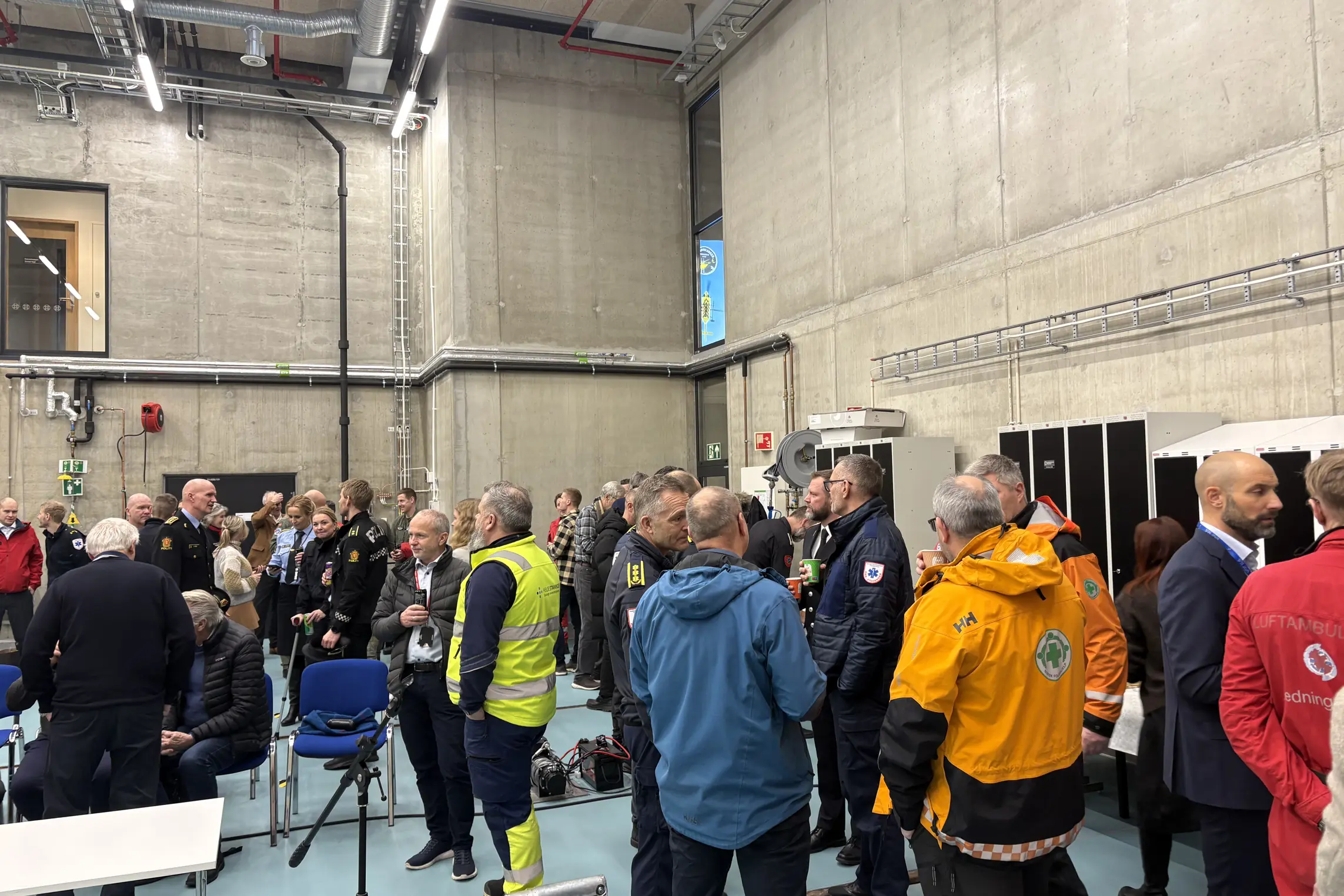 Mange mennesker i en hangar