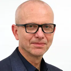 En skallet mann med briller