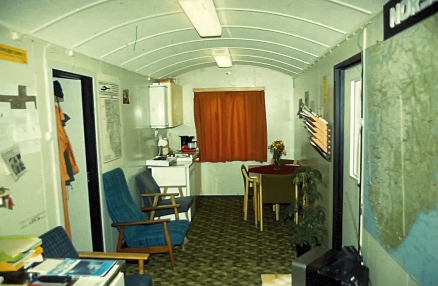 Et rom med bord og stoler