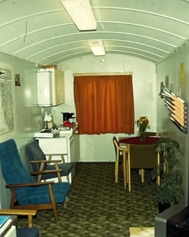 Et rom med bord og stoler