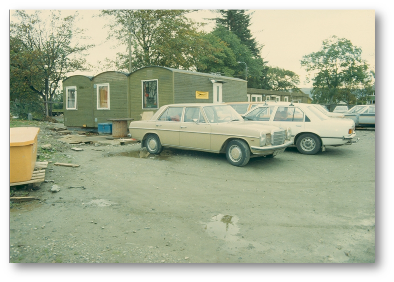 Et par biler parkert på en parkeringsplass