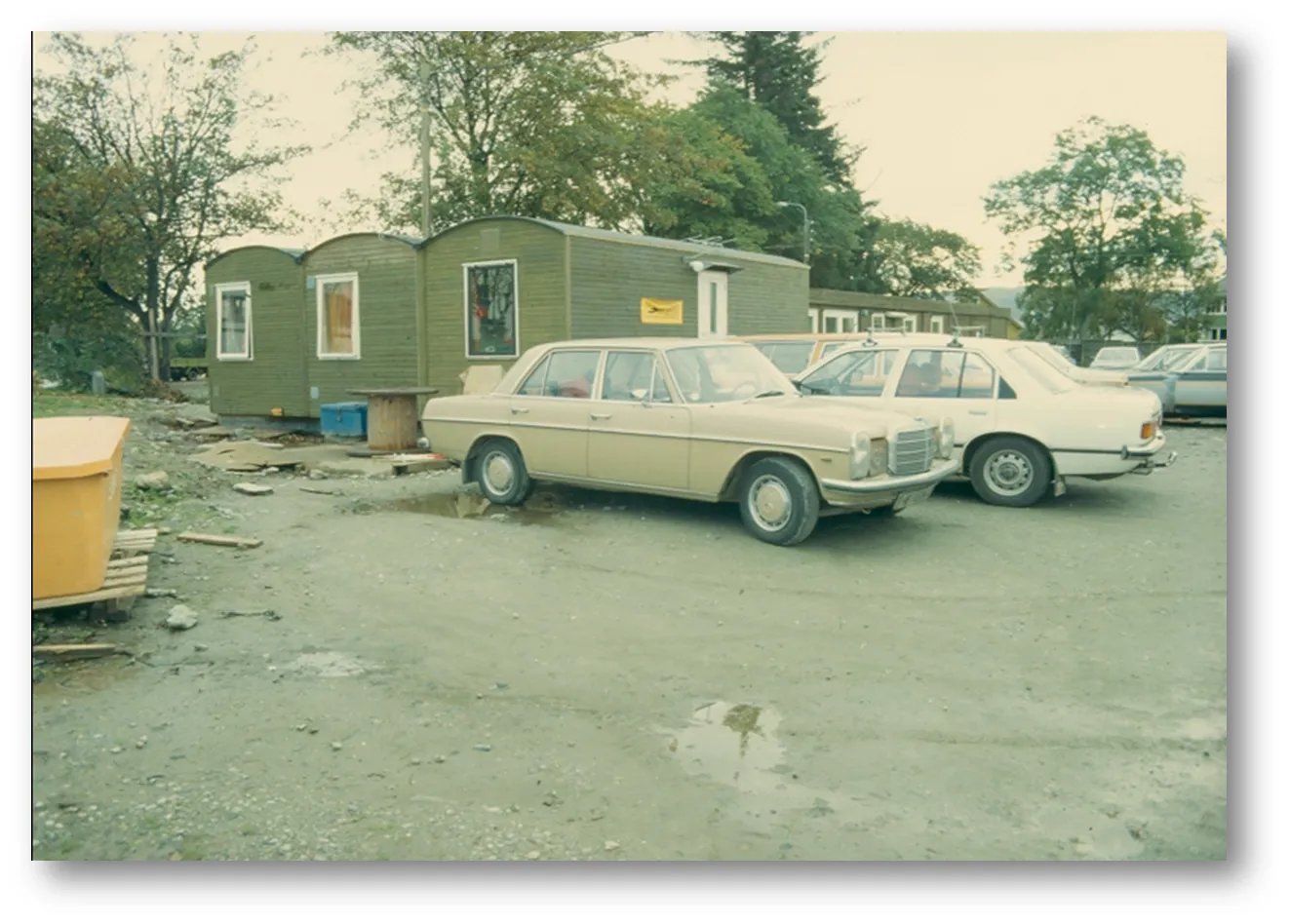 Et par biler parkert på en parkeringsplass