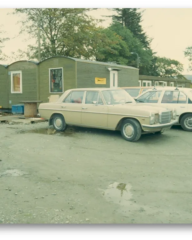 Et par biler parkert på en parkeringsplass