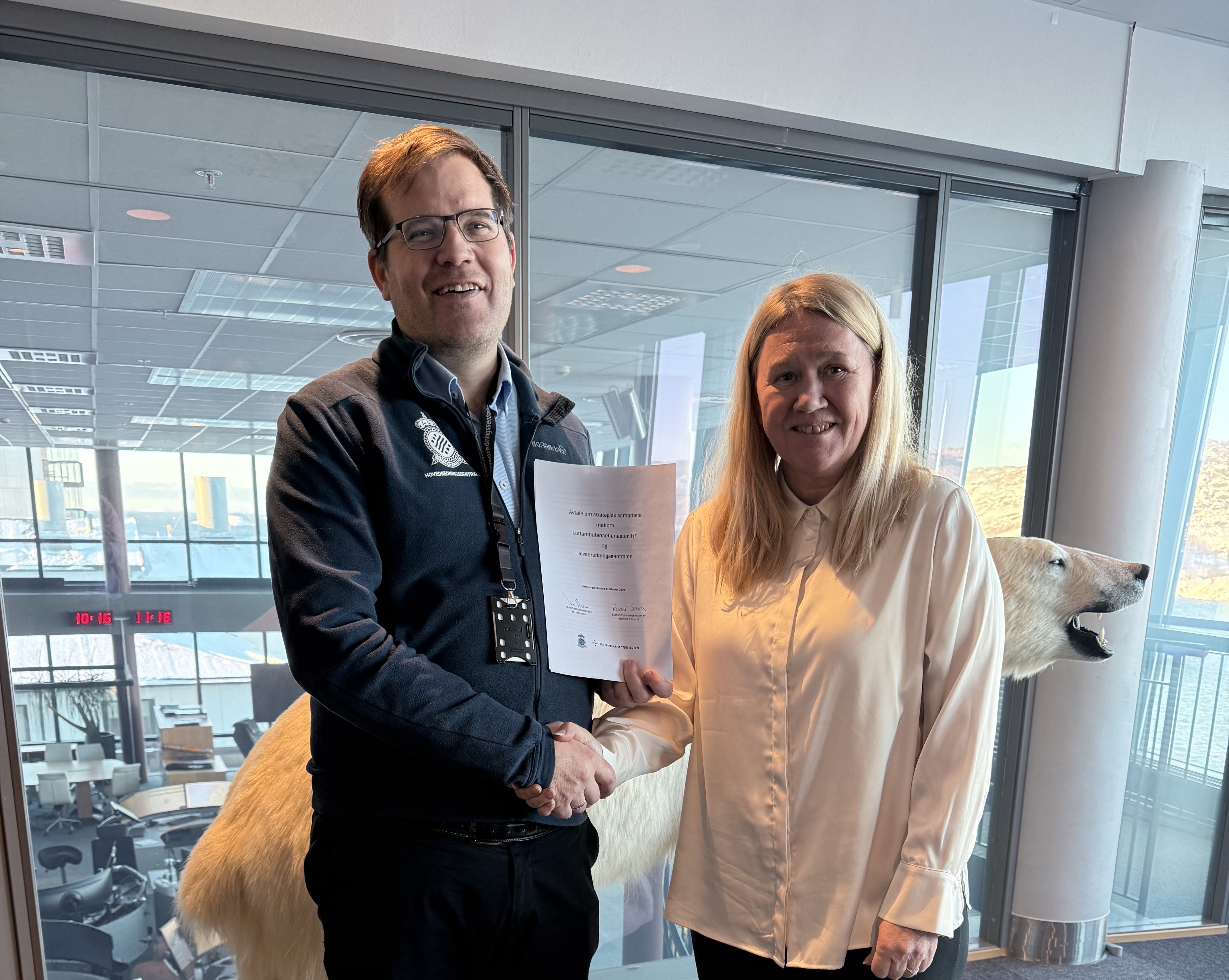 En mann og en kvinne som holder et papir