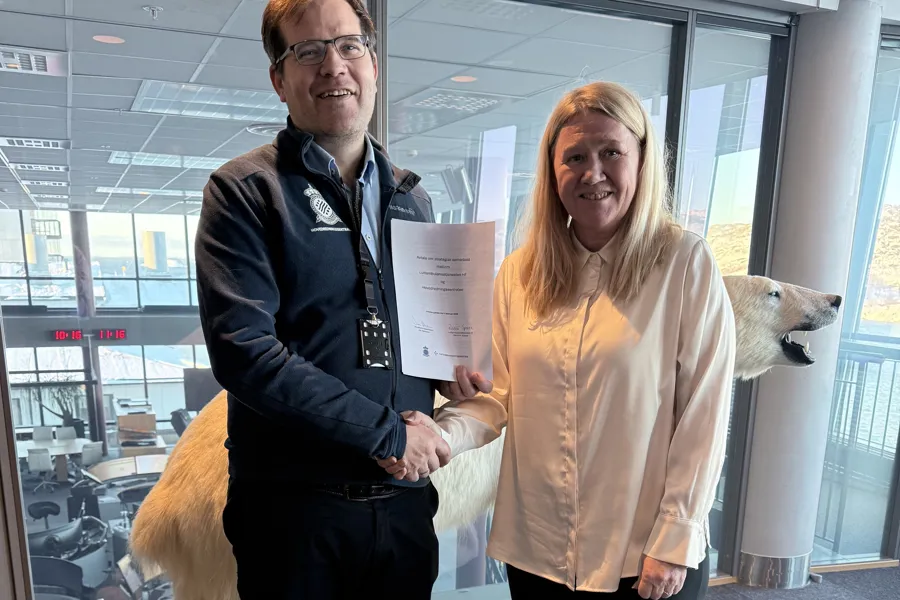 En mann og en kvinne som holder et papir