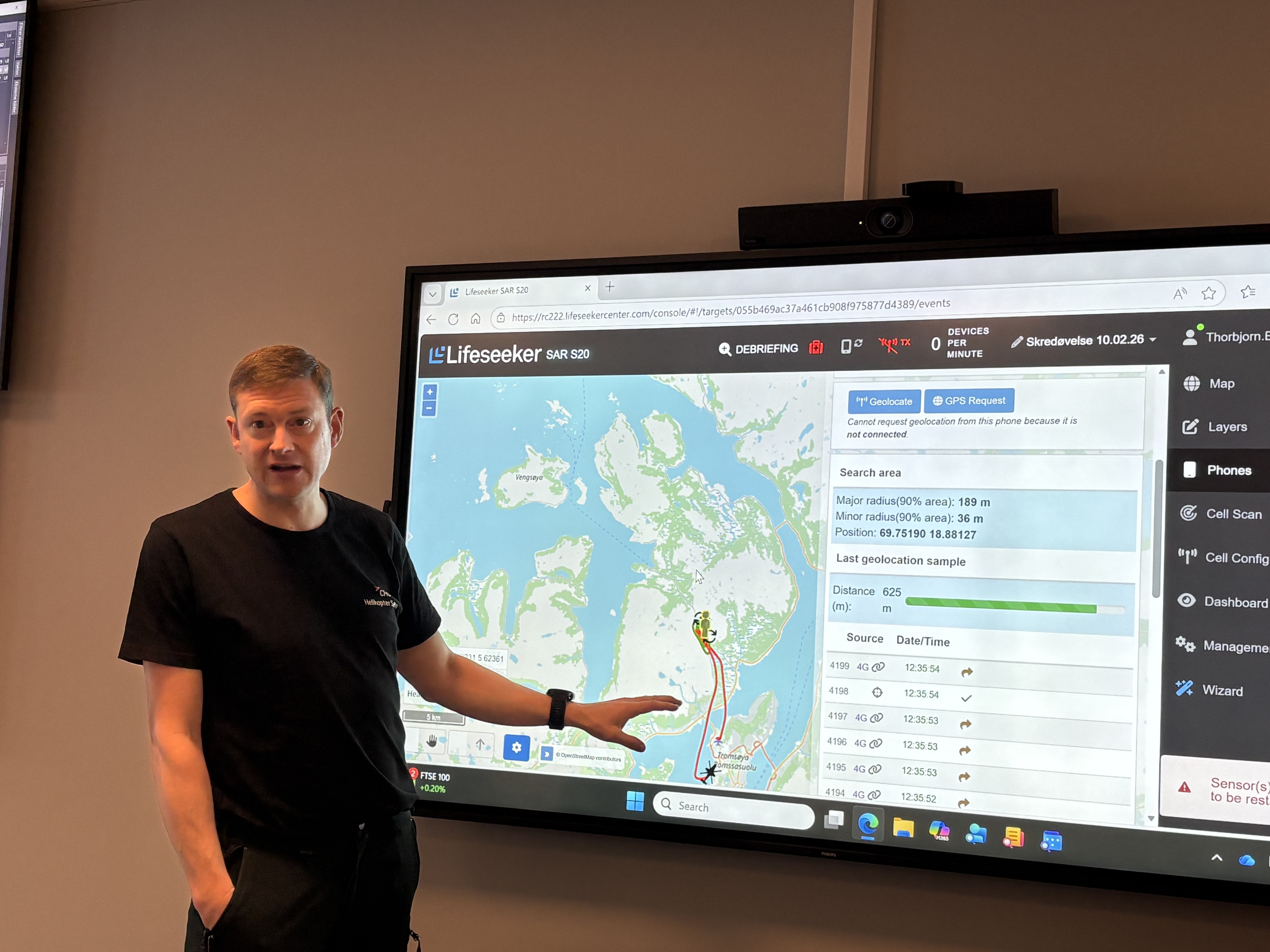 En mann som peker på en skjerm