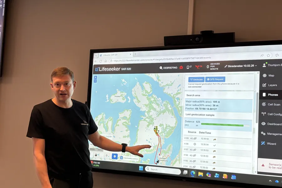 En mann som peker på en skjerm