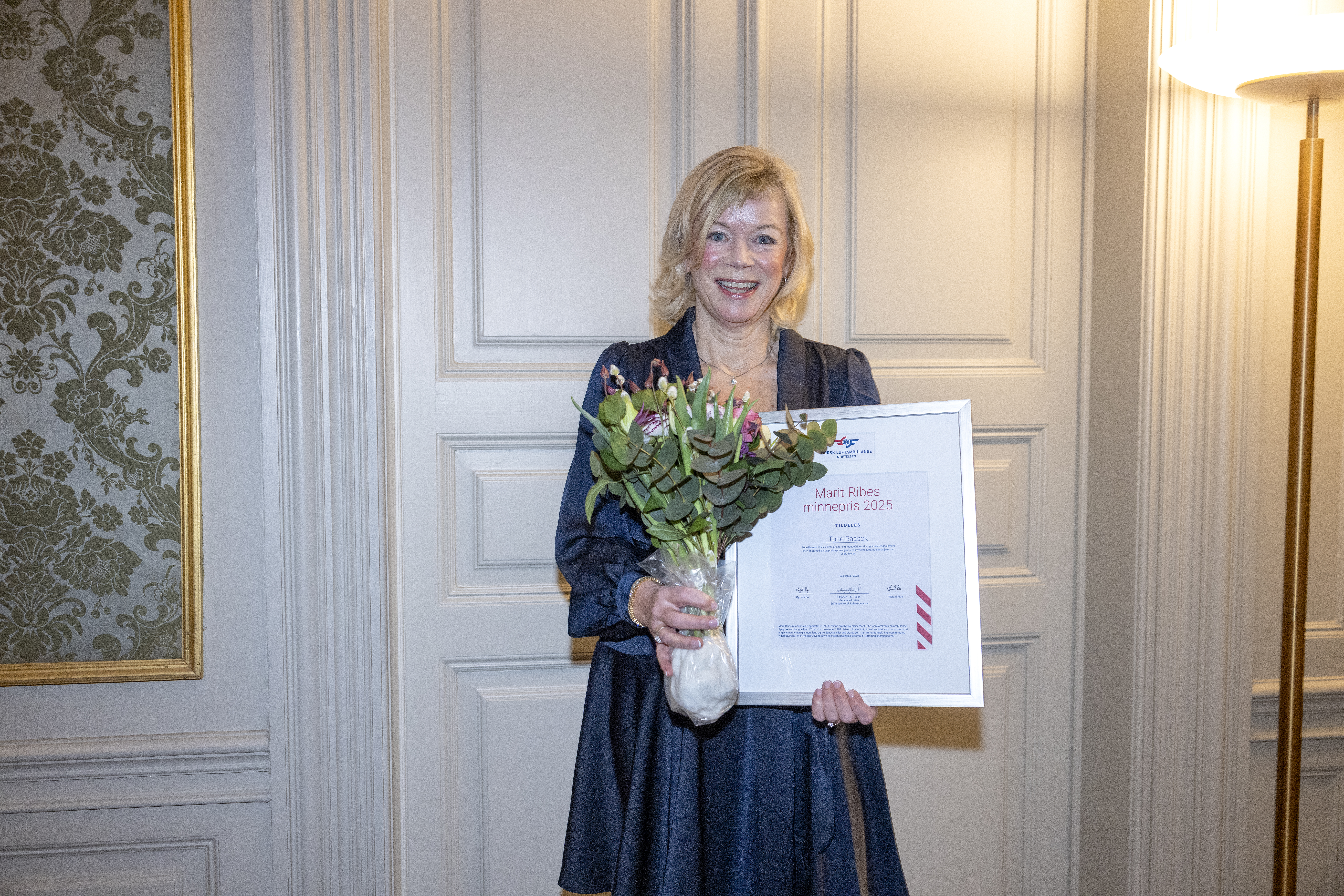 Smilende kvinne med pris