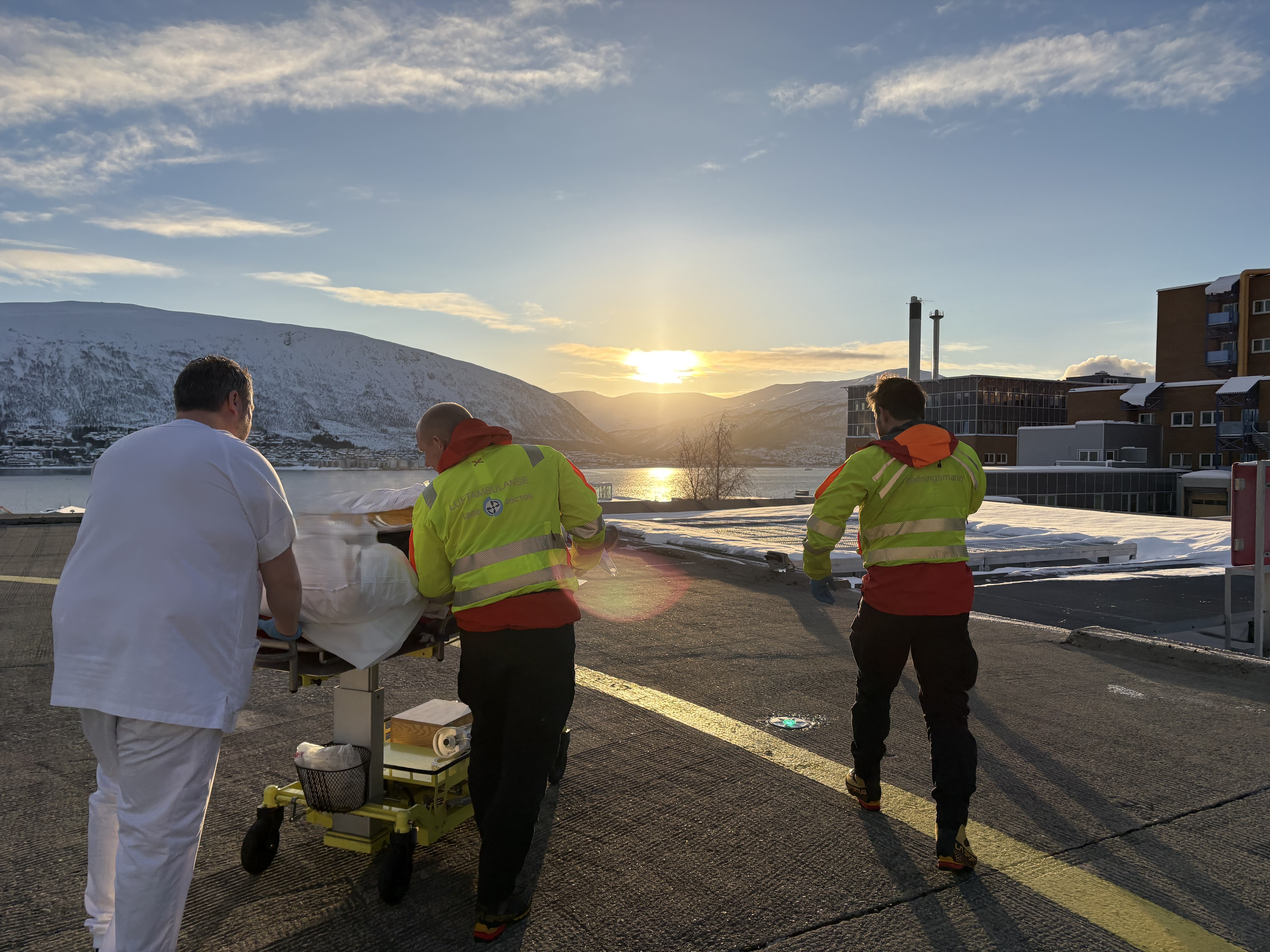 En gruppe menn utenfor