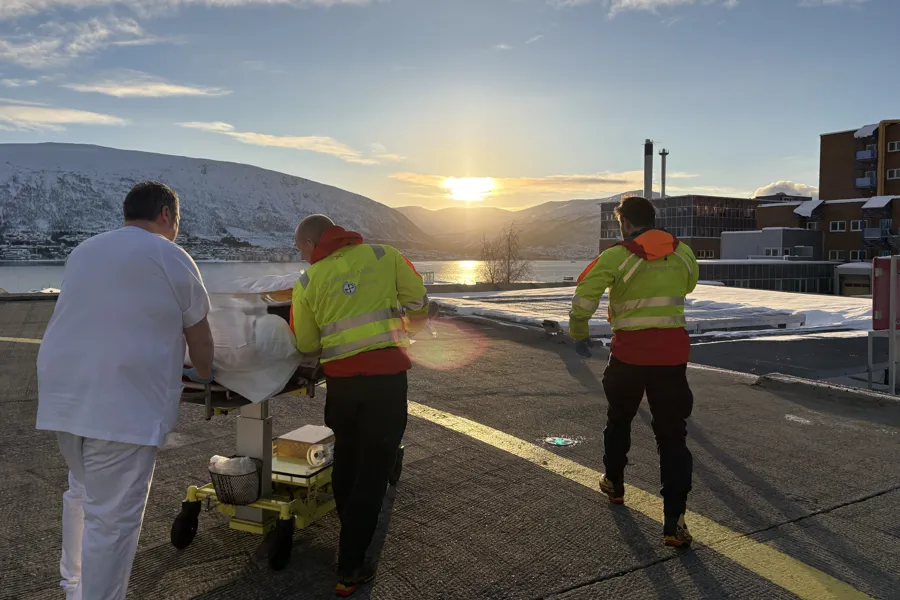 En gruppe menn utenfor