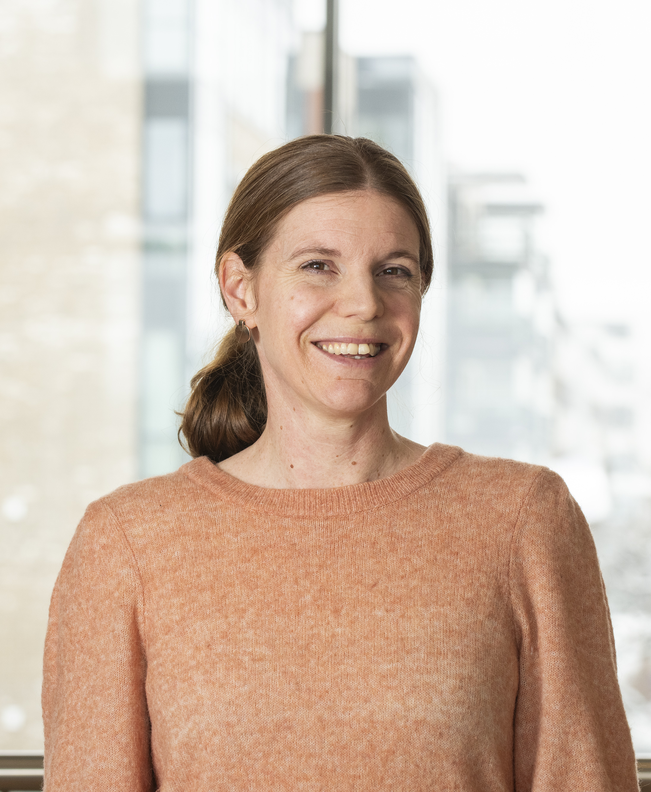 En person som smiler til kameraet