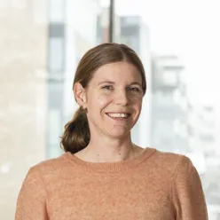 En person som smiler til kameraet