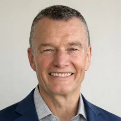 En mann som smiler til kameraet