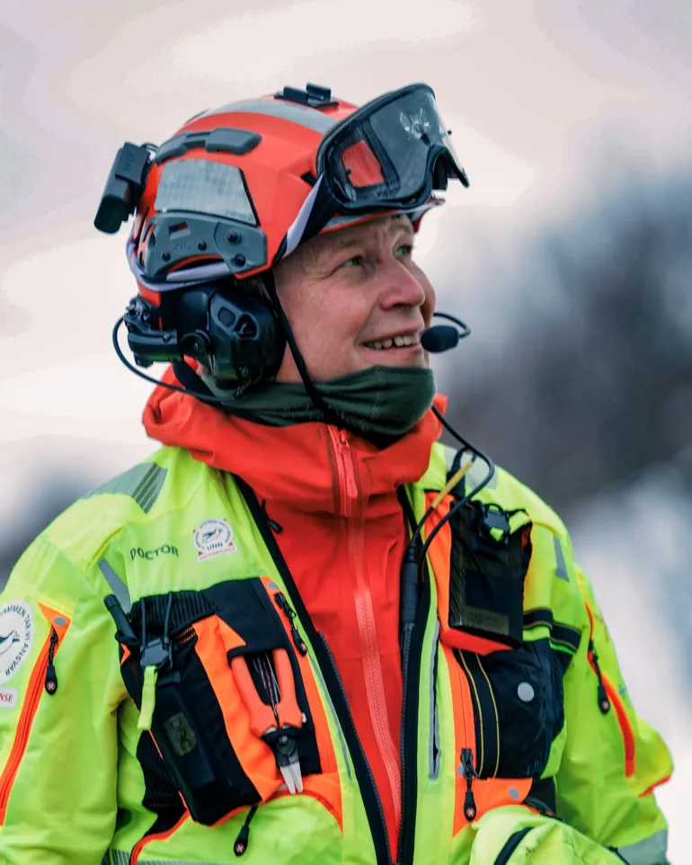 En redningshelikopterlege med hjelm