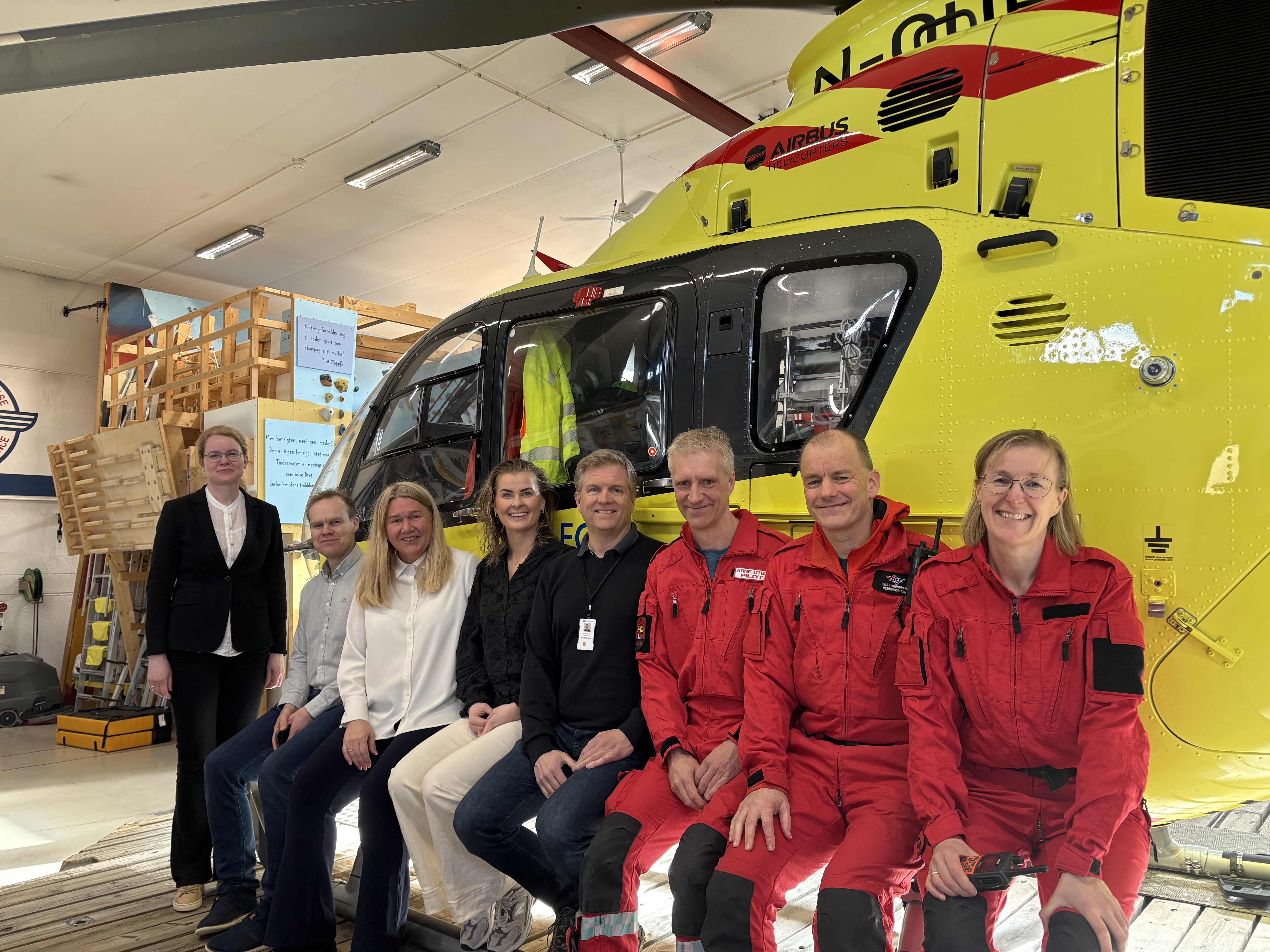 Menn og kvinner foran et ambulansehelikopter