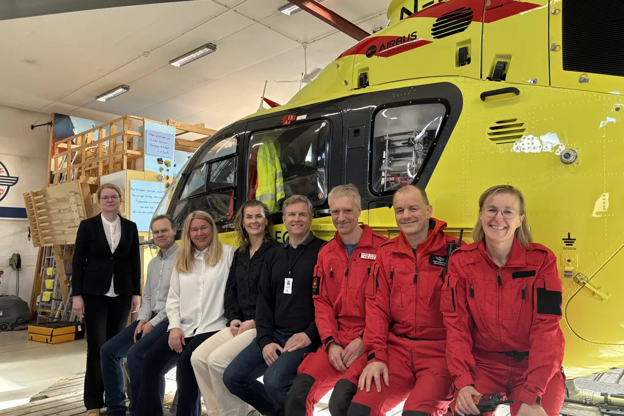 Menn og kvinner foran et ambulansehelikopter