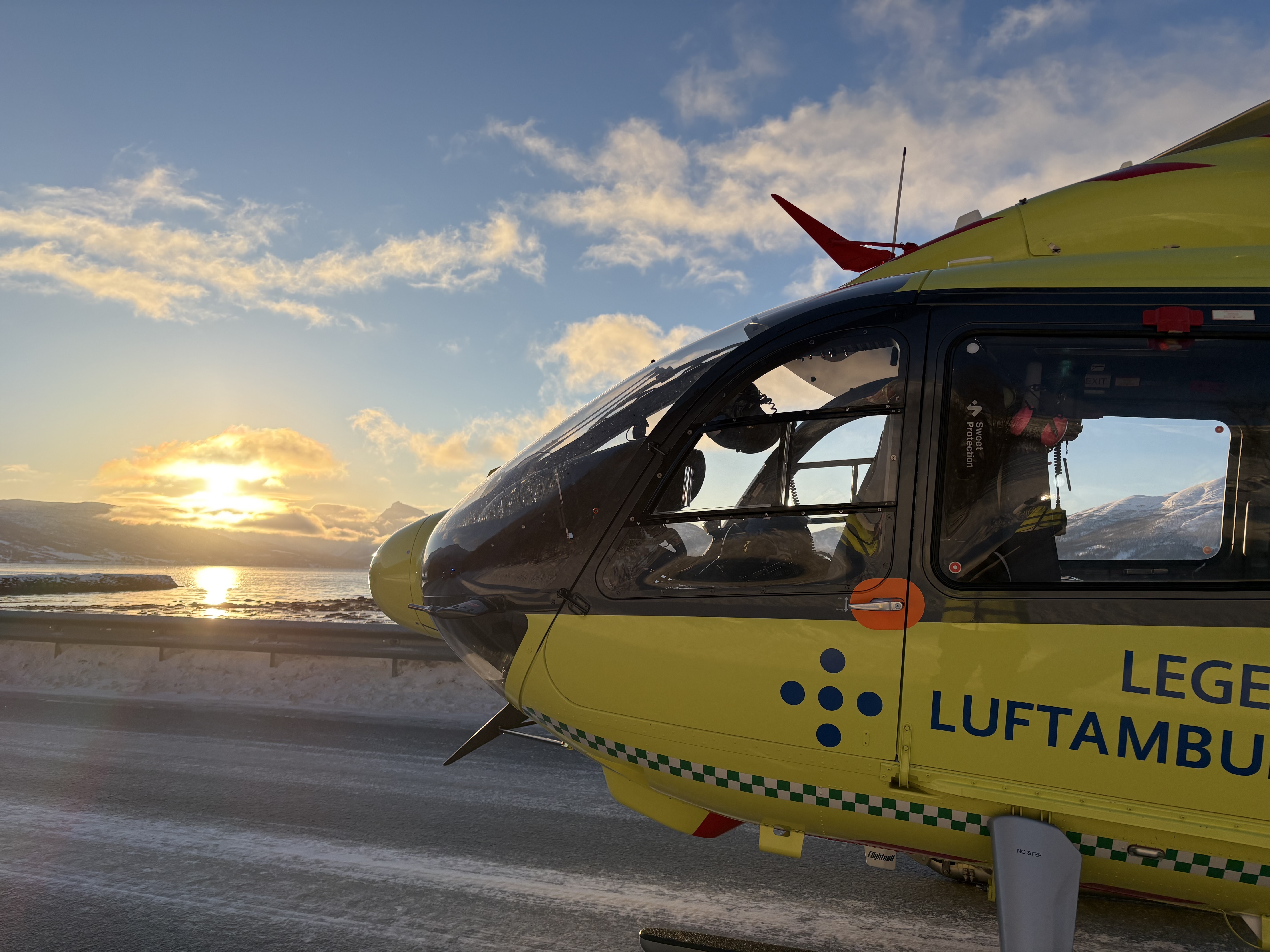 Et gult helikopter i sol