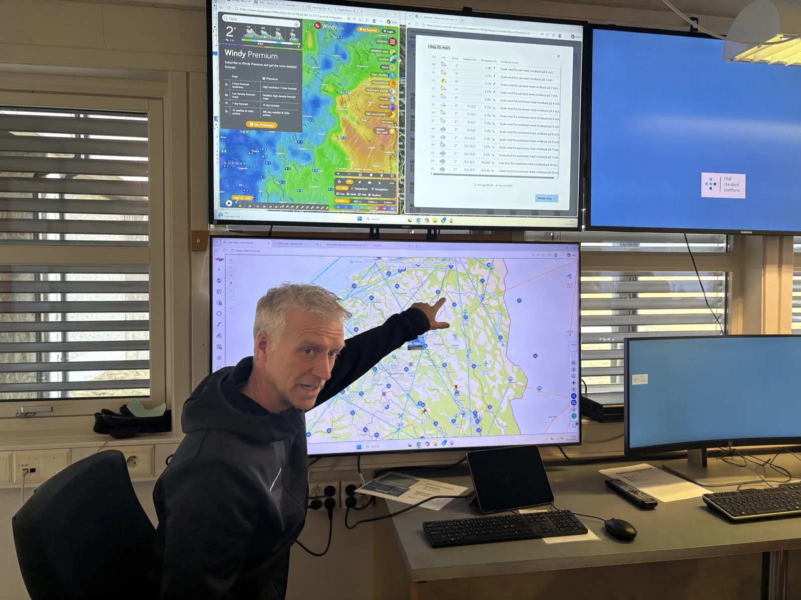 Mann viser på skjerm