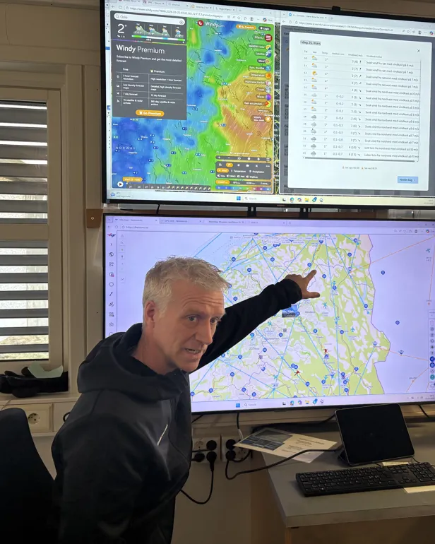 Mann viser på skjerm