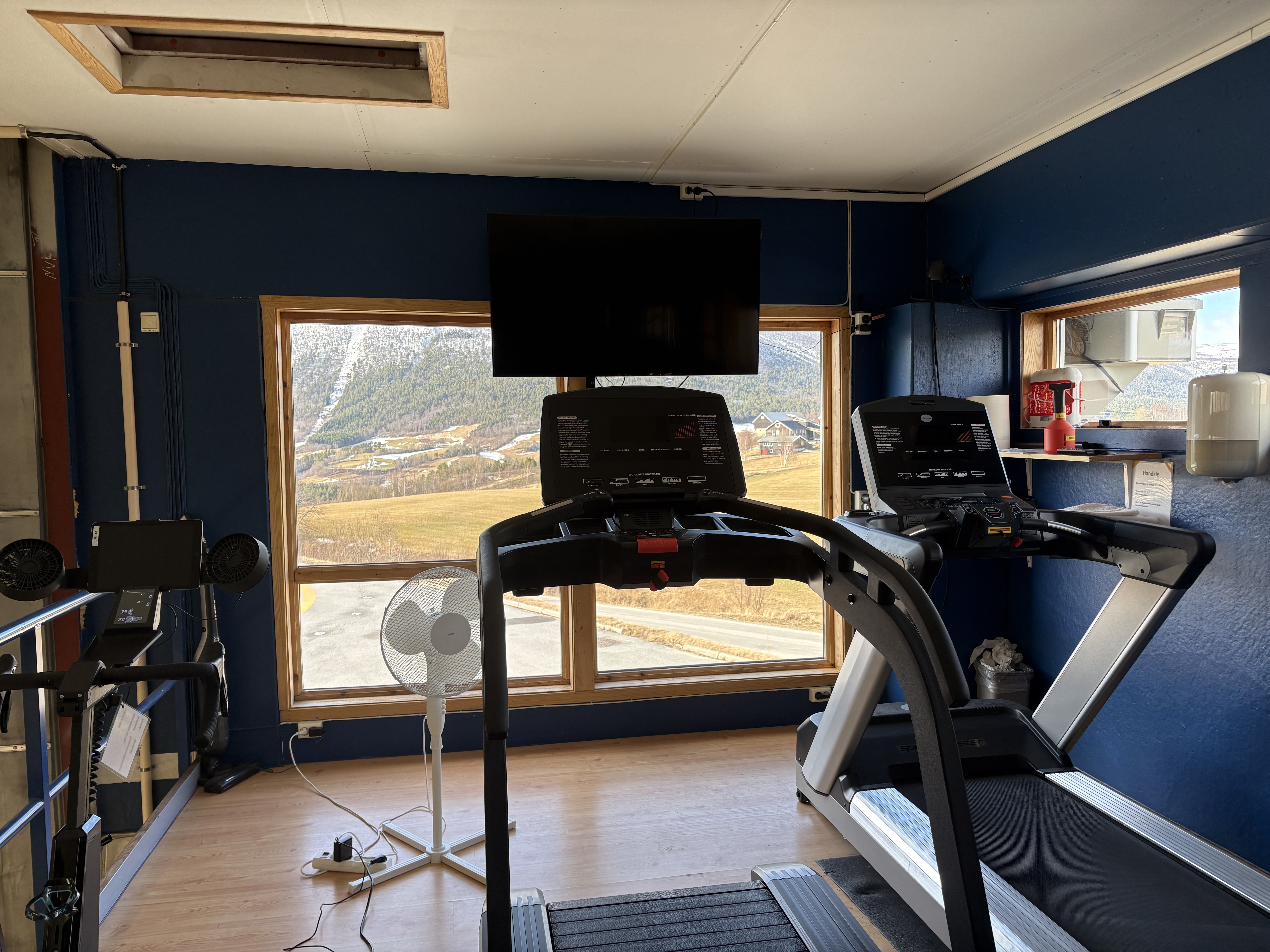 To løpemøller foran et stort vindu