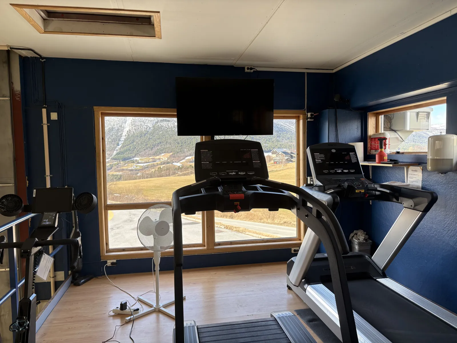 To løpemøller foran et stort vindu