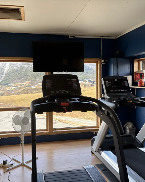 To løpemøller foran et stort vindu