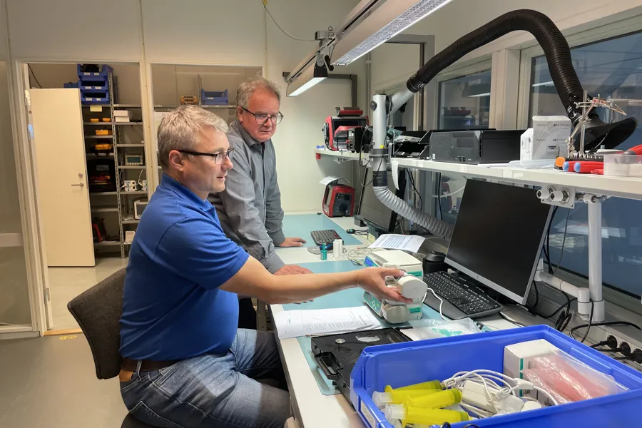 Ansatte i ferd med å sjekke medisisk utstyr