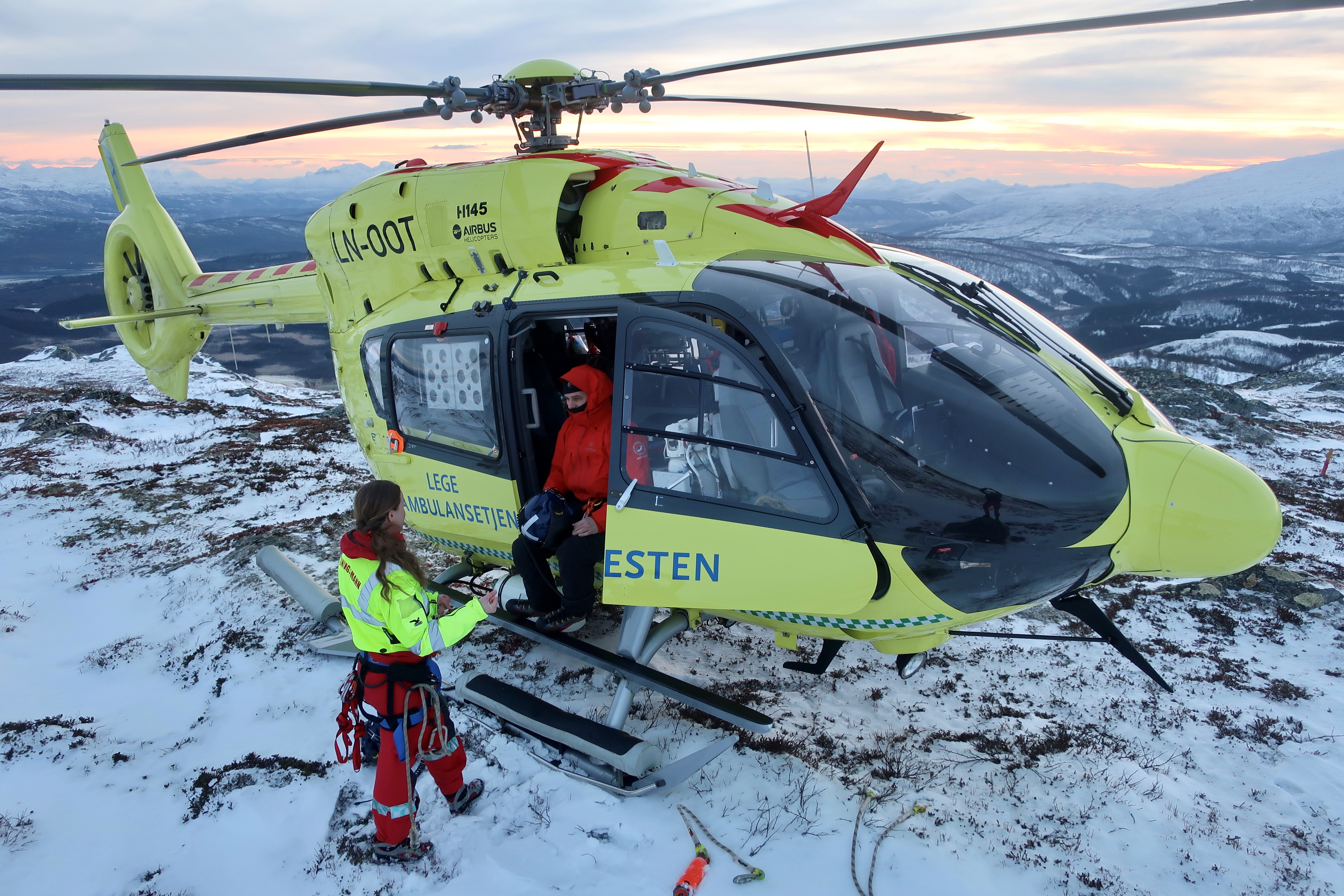 Helikopter og personell på fjelltopp