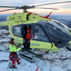 Helikopter og personell på fjelltopp