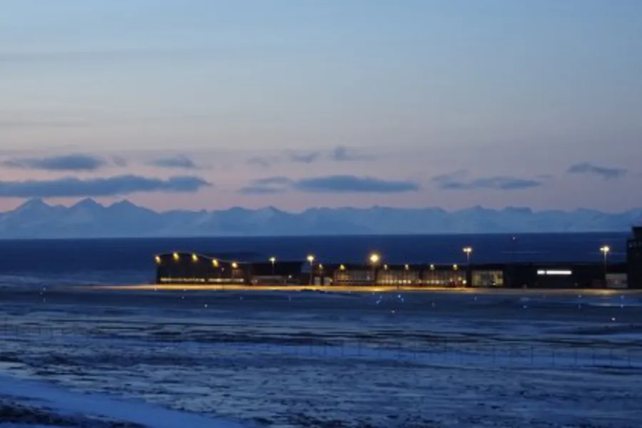 En stor bygning med lys på vannet