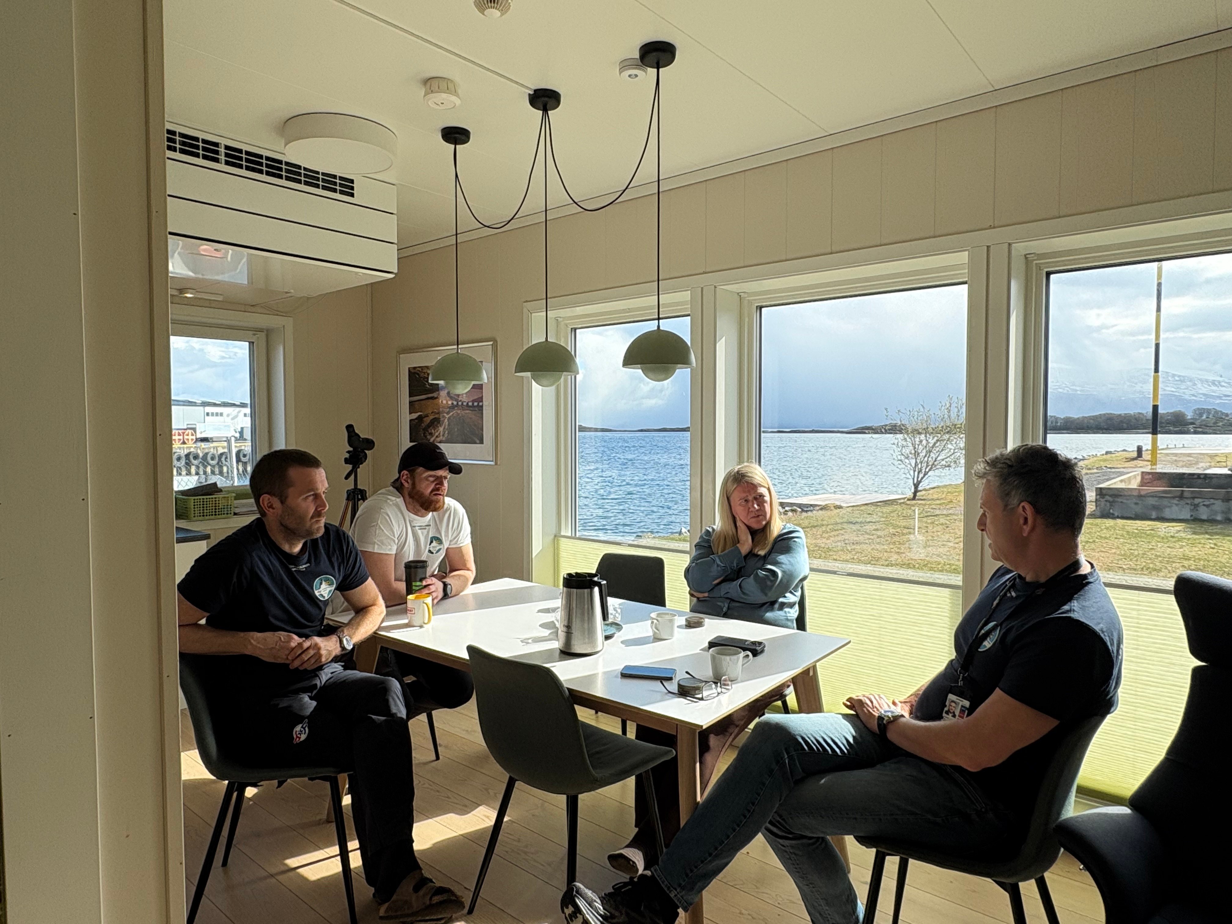 En gruppe mennesker som sitter rundt et bord