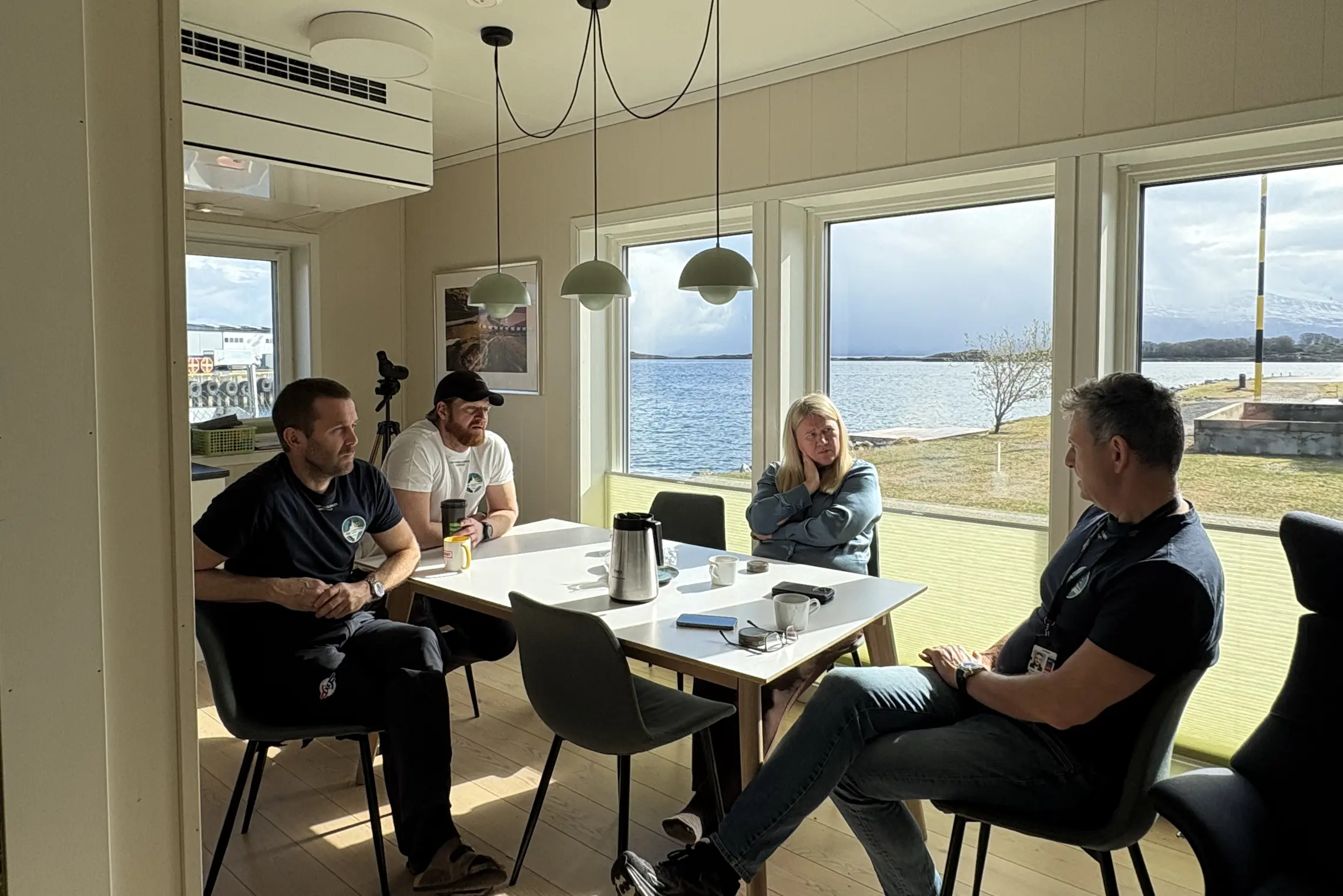 En gruppe mennesker som sitter rundt et bord