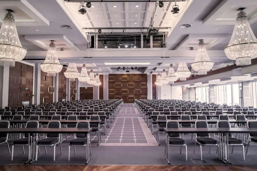 Et rom med stoler og lysekroner