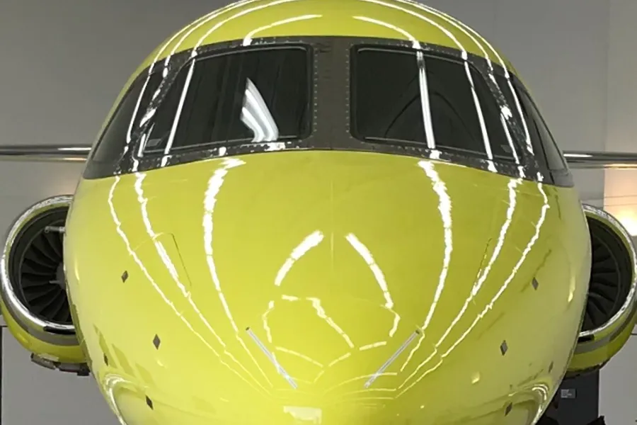 Nesen på et gult ambulansefly