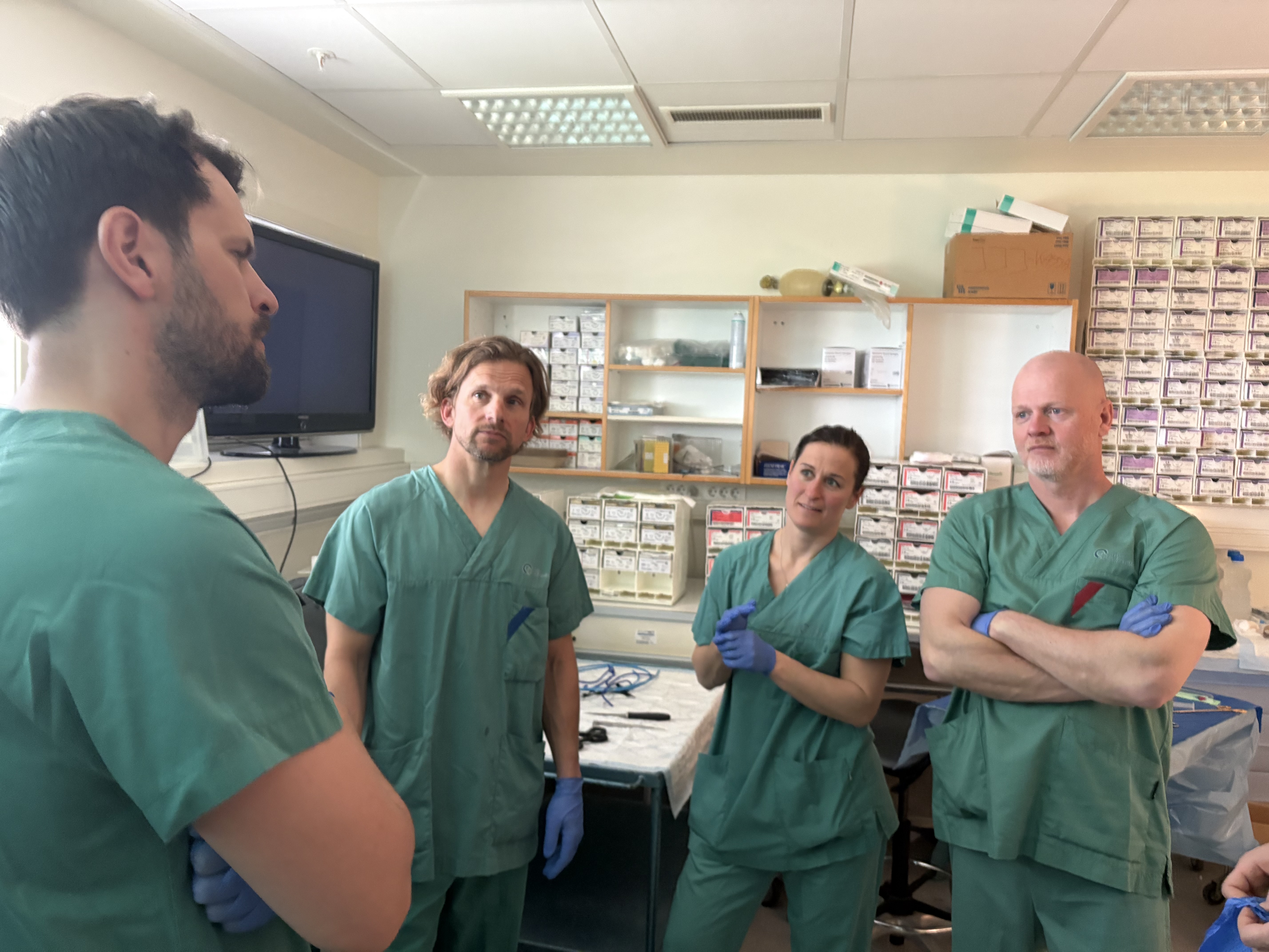 en gruppe mennesker i samtale på operasjonsrom