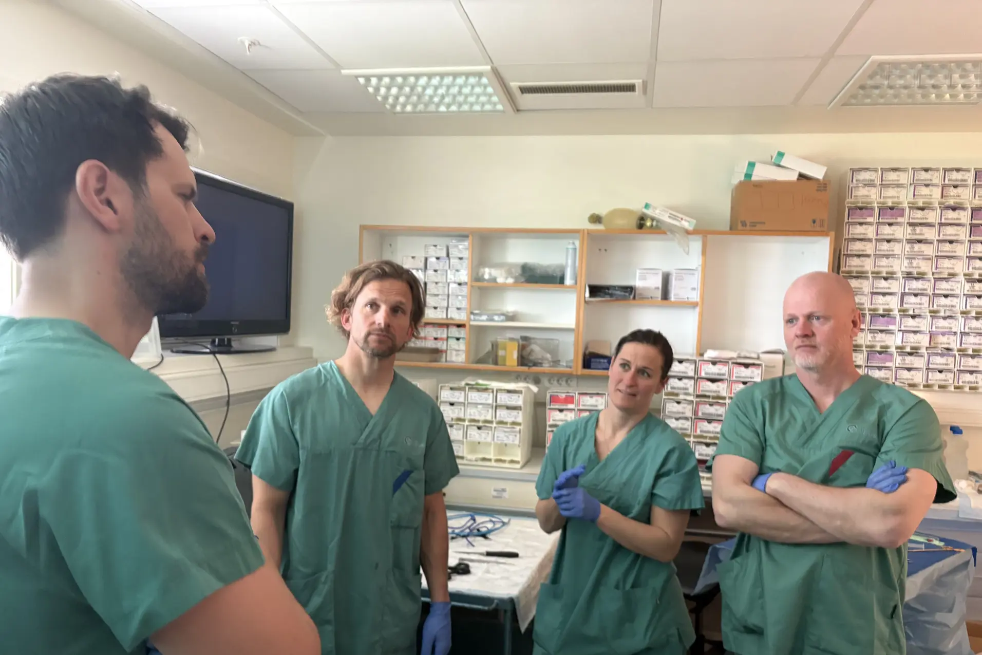 en gruppe mennesker i samtale på operasjonsrom