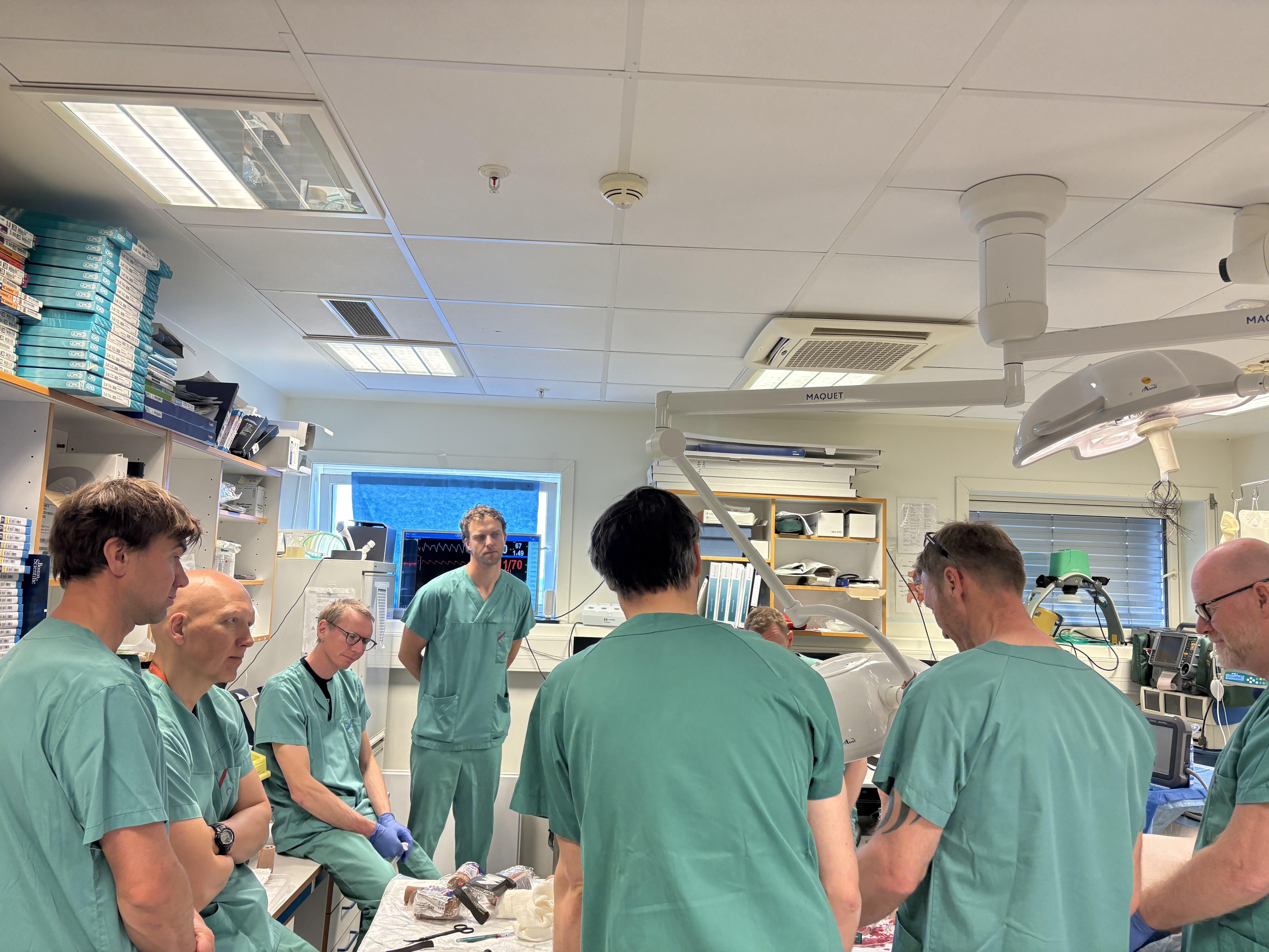 En gruppe personer i et rom