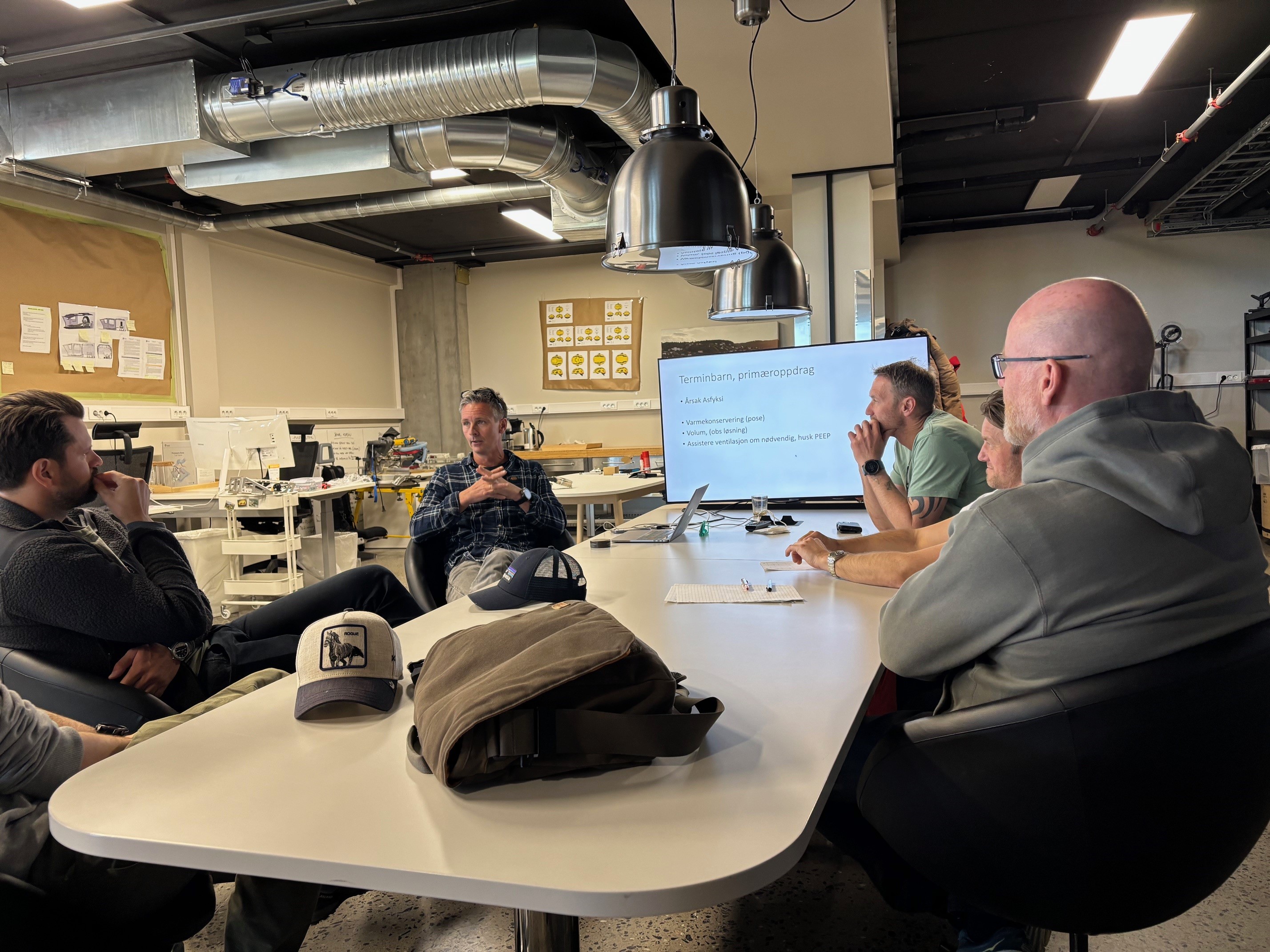 En gruppe mennesker som får opplæring