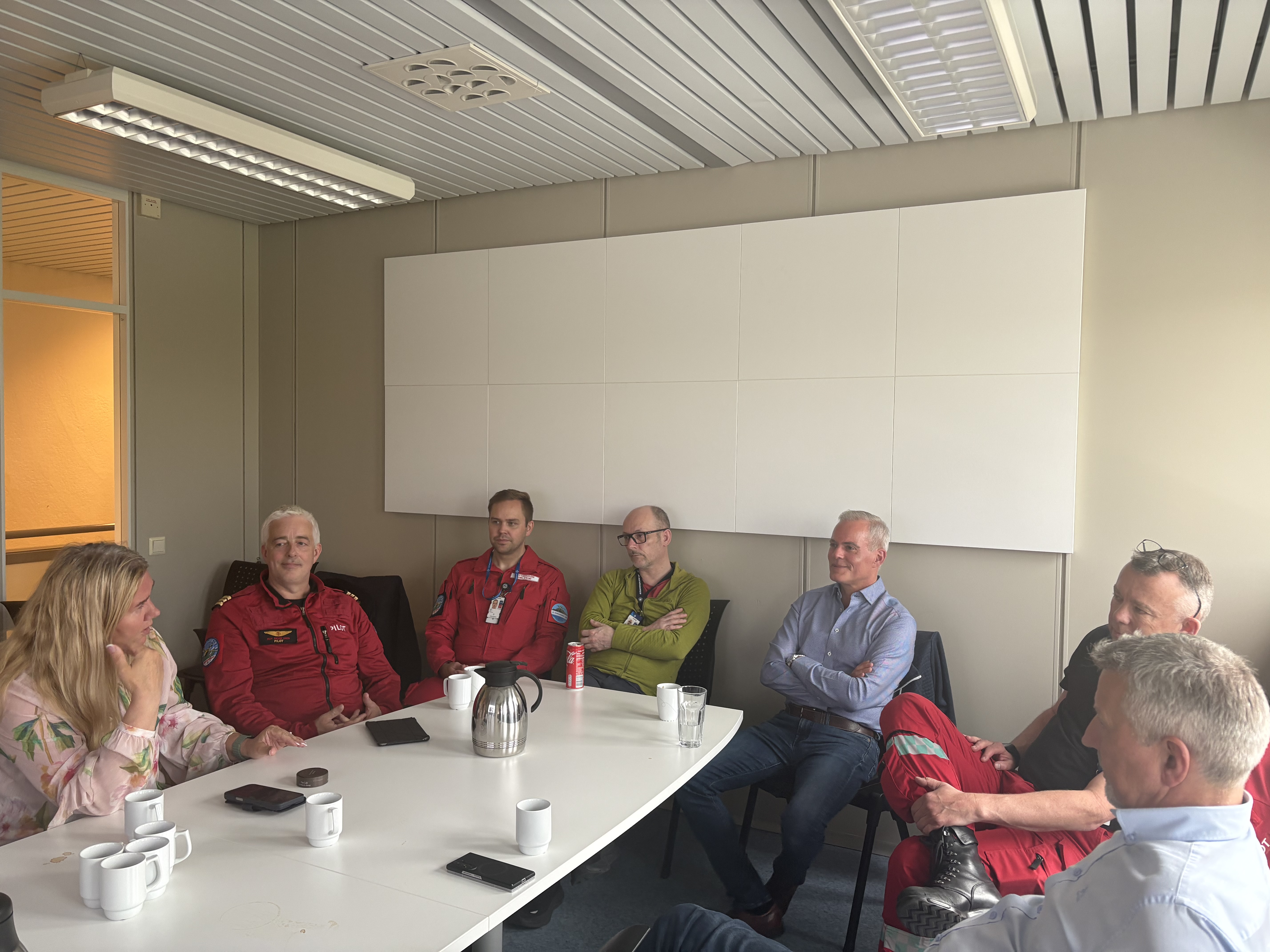 En gruppe mennesker som sitter rundt et bord