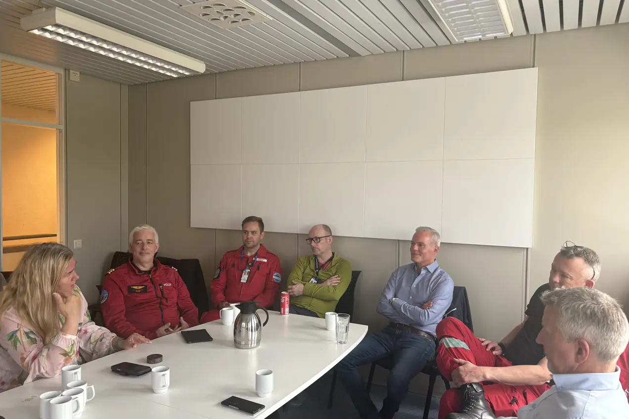 En gruppe mennesker som sitter rundt et bord