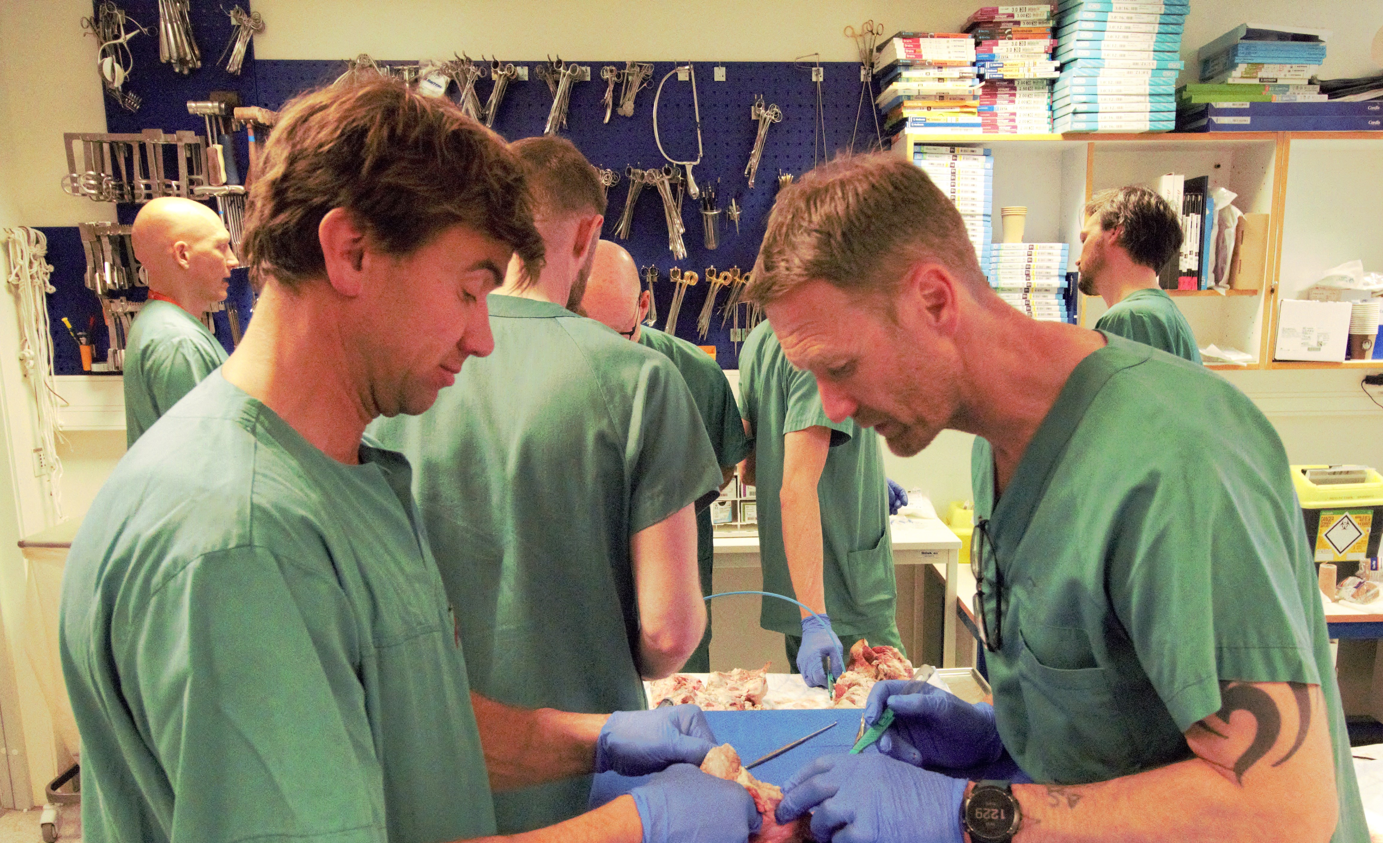 To menn øver på medisinsk prosedyre