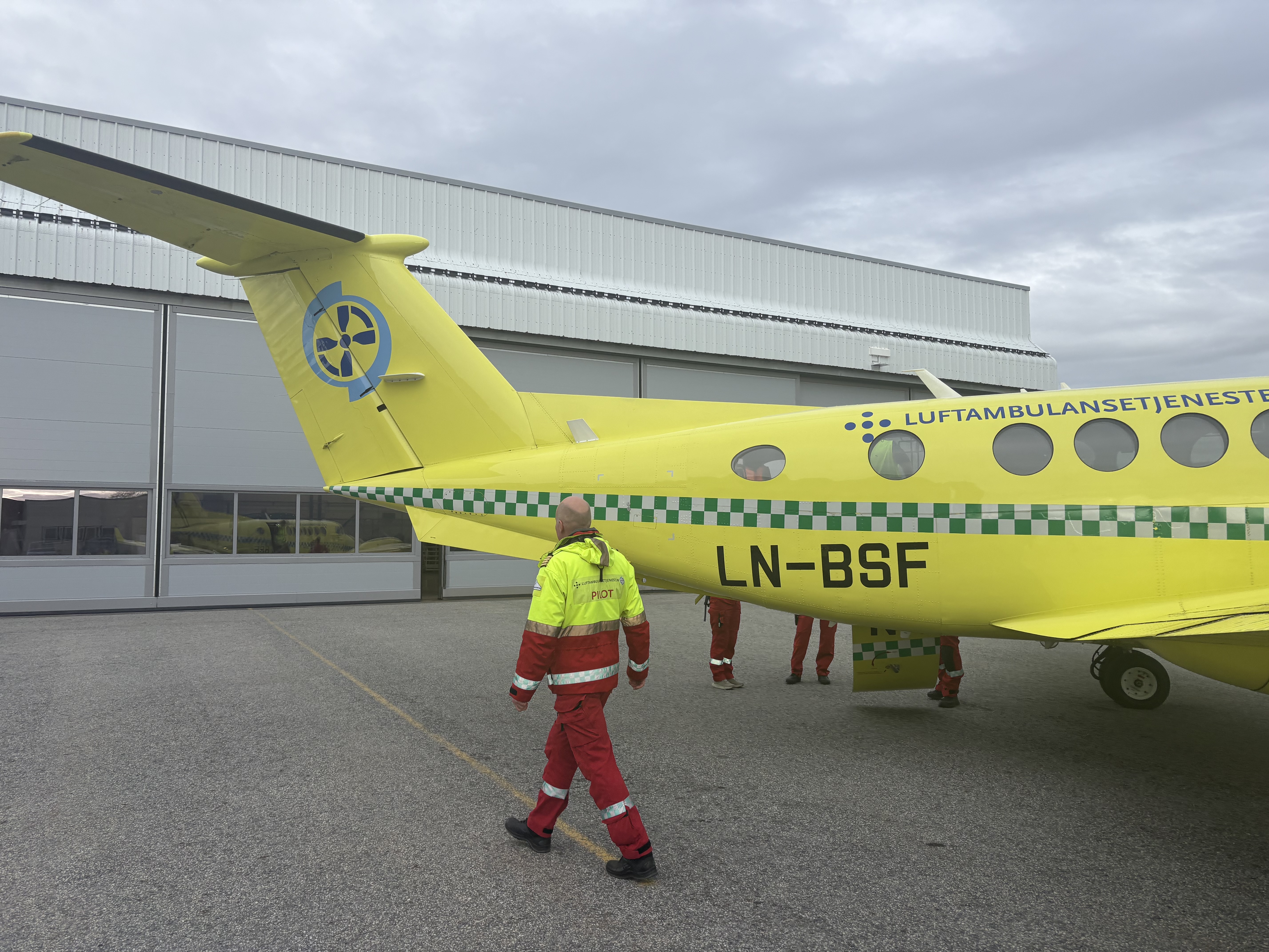pilot sjekker et ambulansefly