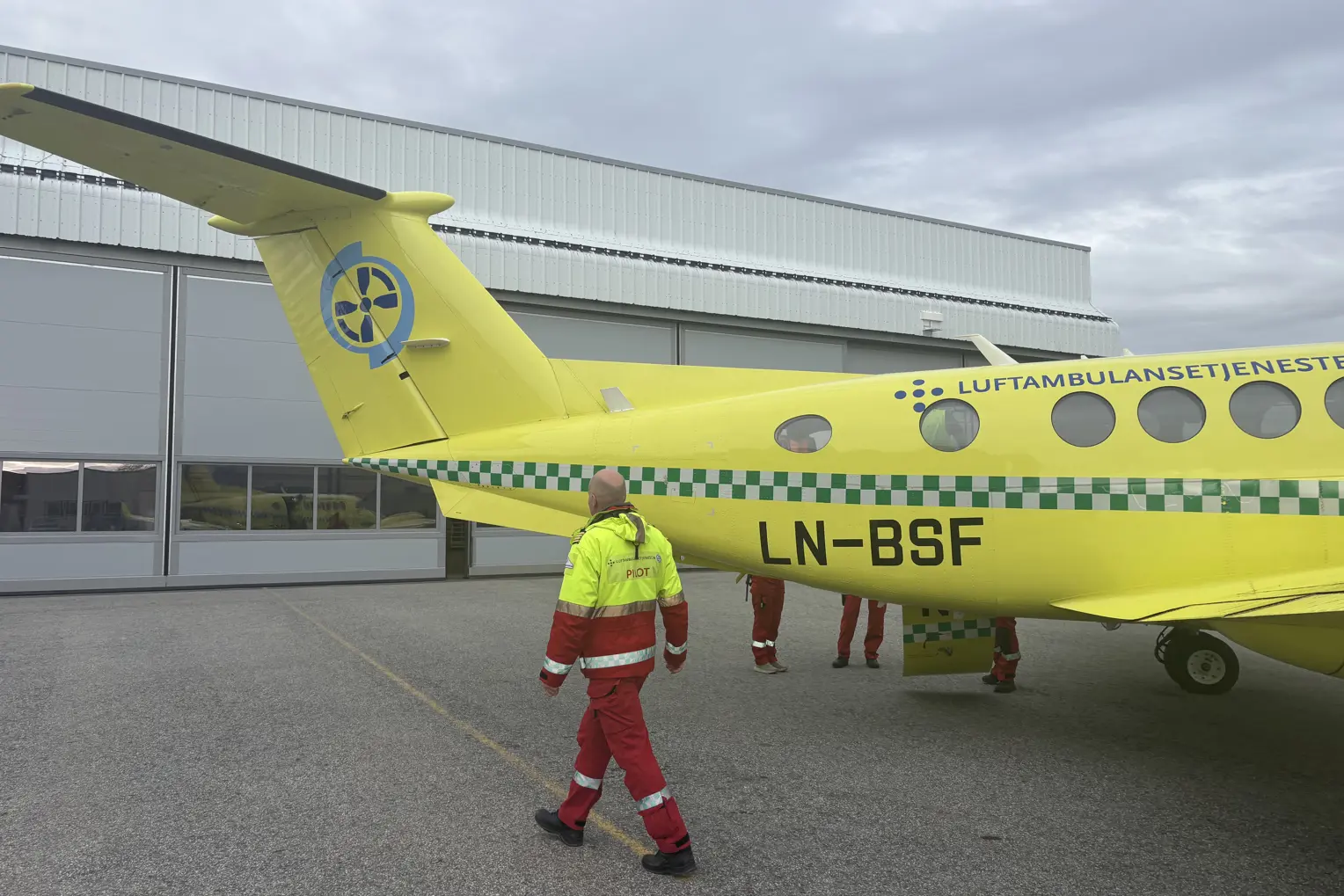 pilot sjekker et ambulansefly