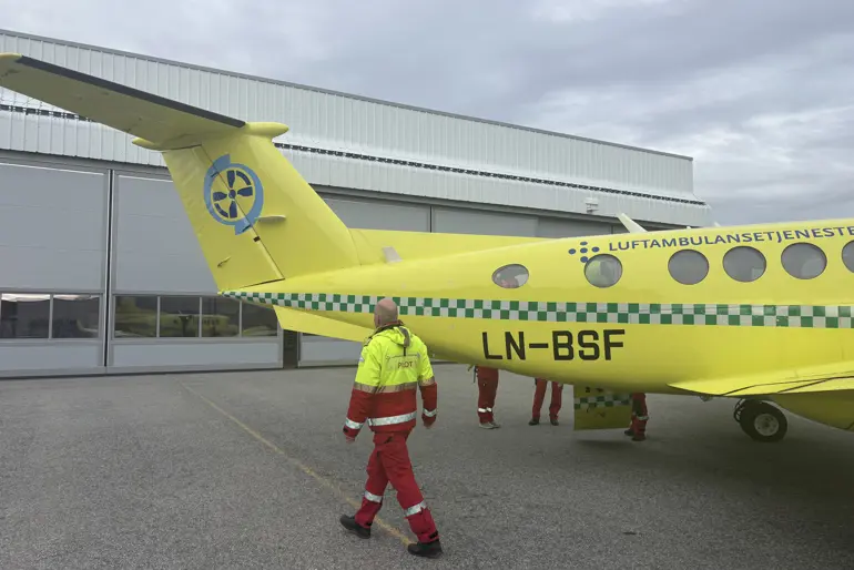 pilot sjekker et ambulansefly